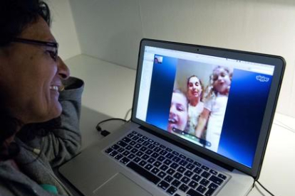 Una mujer habla con su familia a través de Skype.-AFP / JONATHAN NACKSTRAND