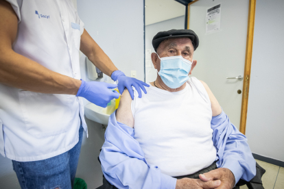 Comienza la vacunación conjunta de covid y gripe para los mayores de 60 años. GONZALO MONTESEGURO