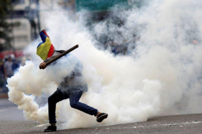 Un manifestante durante los disturbios contra Maduro, en Caracas.-REUTERS / UESLEI MARCELINO