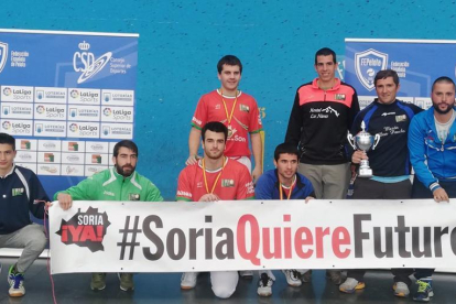 Los representantes del CP Urbión posan con la copa que les acredita como campeones de España de Primera.-CP Urbión