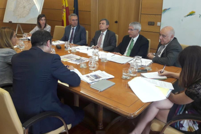 Imagen de la reunión celebrada ayer en Fomento con representantes del departamento, Adif, Renfe y la delegada del Gobierno.-HDS