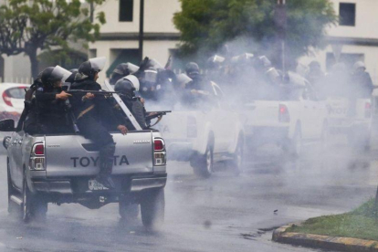 Policías y paramilitares se enfrentan a los estudiantes que protestan hace meses en Nicaragua contra del presidente, Daniel Ortega.-ESTEBAN FELIX (AP)