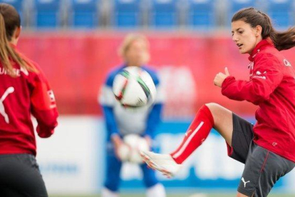 Florijana Ismaili, en un entrenamiento de Suiza en el Mundial del 2015.-GEOFF ROBINS (AFP)
