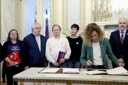 La ministra de Política Territorial y Función Pública, Meritxell Batet, firma con los representantes sindicales el IV convenio único para personal laboral.-DAVID CASTRO (AGENCIAS)