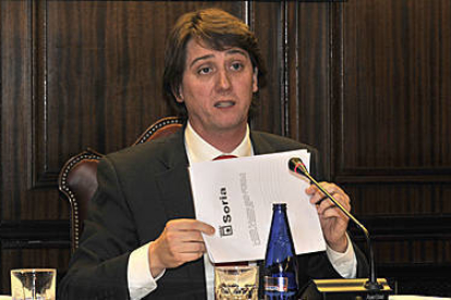 Carlos Martínez Mínguez durante un momento del pleno. / VALENTÍN GUISANDE-