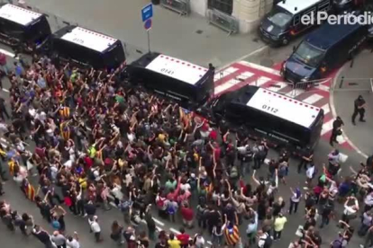 Cientos de personas se han concentrado frente la comisaría de la Policía Nacional en la Via Laietana para protestar por la actuación de los agentes en la jornada de ayer-JULIO CARBO