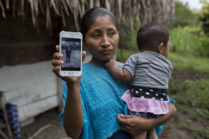 La madre de Jakelin muestra una foto de su hija fallecida-OLIVIER DE LEÓN/AFP