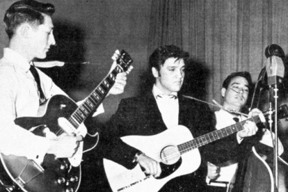 Elvis Presley, en una actuación en el verano de 1957, con  Scotty Moore (guitarra) y Bill Black (contrabajo).-EL PERIÓDICO