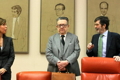 Miguel Herrero y Rodríguez de Miñón (en el centro), en la comisión de estudio sobre el modelo de Estado, en el Congreso.-/ JUAN MANUEL PRATS