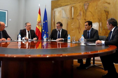 El ministro Juan Ignacio Zoido reunido con el presidente del Gobierno, Mariano Rajoy, para informarle de la decisión de la mesa de evaluación.-EFE MONCLOA