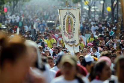 Cientos de personas llegan a las inmediaciones de la Basilica de Santa Maria de Guadalupe   en Ciudad de Mexico  Mexico.-EFE
