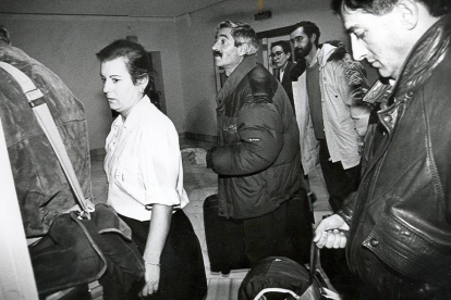 Un grupo de personas bosnias llegando a Soria a mediados de 1992.-F. SANTIAGO