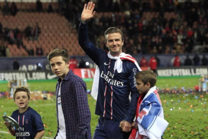 David Beckham posa con sus hijos Brooklyn, Cruz  y Romeo, en la celebración de la  PSG s French League, en el estadio de París, en mayo del 2013.-