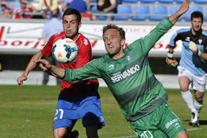 Bedoya y Diego Rivas en una jugada del encuentro entre Numancia y Eibar. / Valentín Guisande-