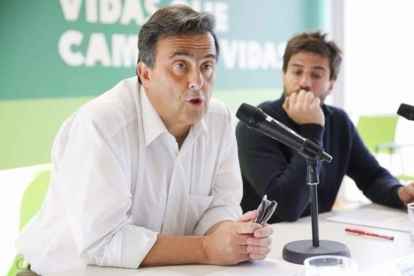 Vera, con Íñigo Macías, a su derecha, el responsable de investigación de Oxfam Intermón.-