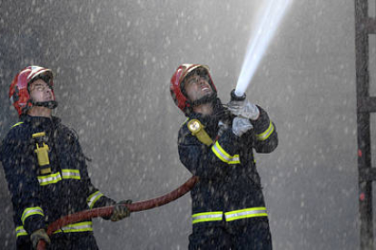 Los bomberos del parque de Soria durante una de sus intervenciones. / ÁLVARO MARTÍNEZ-