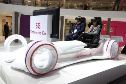 Simulación de coche conectado por 5G en el Mobile World Congress de Barcelona.-RICARD CUGAT