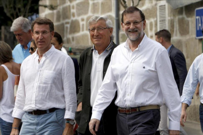 El presidente del PP y del Gobierno en funciones, Mariano Rajoy, junto a Alberto Núñez Feijoo en un acto en Pontevedra-SALVADOR SAS / EFE