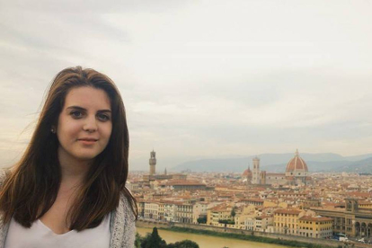 María Romero Asensio ante una vista panorámica de Florencia, donde reside actualmente, desde la plaza Michelangelo.-