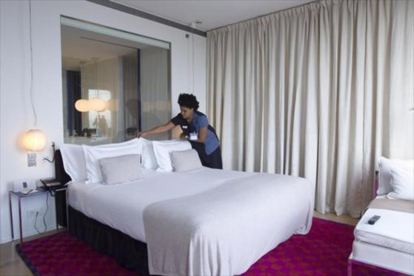 Una limpiadora de habitaciones, en un hotel de Barcelona.-ALBERT BERTRAN