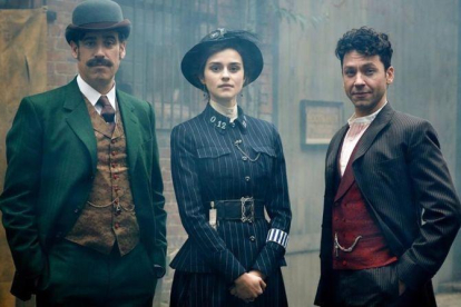 Conan Doyle (Stephen Mangan) y Michael Weston (Houdini) colaboran con una agente de Scotland Yard (Rebecca Liddiard).-PARAMOUNT