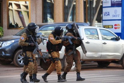 Fuerzas especial de Burkina Faso durante la toma de rehenes en el hotel Splendid de Uagadugú.-AFP