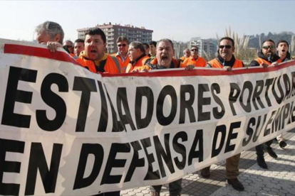 Estibadores del puerto de Pasaia (Guipúzcoa), durante una protesta.-EFE / JUAN HERRERO