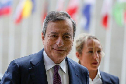 El presidente del Banco Central Europeo (BCE), Mario Draghi, a su llegada a la reunión de ministros de Economía y Finanzas de la eurozona en Luxemburgo.-JULIEN WARNAND (EFE)