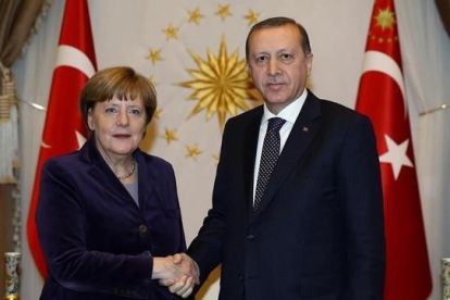 Merkel estrecha la mano del presidente turco, Recep Tayyip Erdogan, en Ankara, en febrero.-AP / YASIN BULBUL