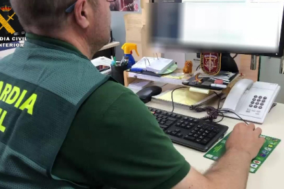 Un Guardia Civil analiza un ordenador. HDS