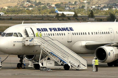 Avión de Air France en el aeropuerto de Barajas.-PACO CAMPOS (EFE)