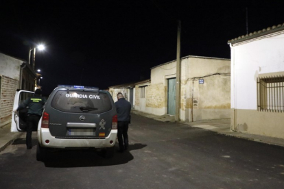 La Guardia Civil interviene en el hallazgo de una mujer que convivía con el cadáver de su hermana gemela en Arcediano, Salamanca. ICAL