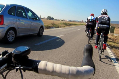 Dos ciclistas circulan por una carretera catalana.-ARCHIVO