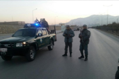 Policías afganos montan guardia en el lugar del doble atentado suicida, en Kabul, este martes.-REUTERS