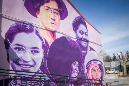 El mural con los cinco rostros de mujeres que han hecho historia. GONZALO MONTESEGURO