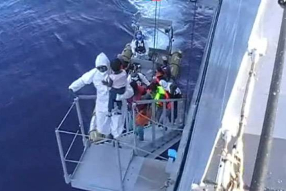 La nave Cigala Fulgosi, de la marina italiana, rescata hoy una barcaza de enmigrantes en el Mediterraneo.-