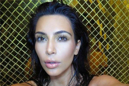 Kim Kardashian haciéndose un selfie-ELPERIÓDICO