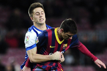 Gaztañaga intenta frenar a Messi en un encuentro con la Real.-Lusa-DV