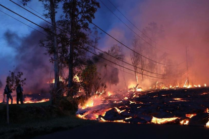 La lava del Kilauea avanza por los barrios residenciales de la Isla de Hawái.-/ MARIO TAMA (AFP)