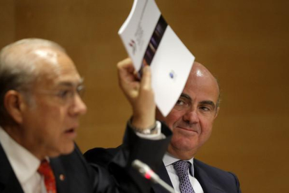 El secretario general de la OCDE, Ángel Gurría, y el ministro de Economía, Luis de Guindos, en una imagen de archivo de septiembre del 2014.-JOSE LUIS ROCA