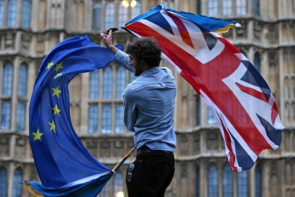 Un hombre con las banderas de la UE y el Reino Unido en una protesta contra el brexit en Londres.-