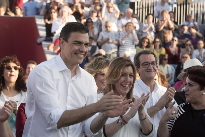 El secretario general del PSOE, Pedro Sánchez,  junto a la presidenta de Andalucía, Susana Díaz, en un acto preelectoral este lunes en Andalucía.-MIGUEL ÁNGEL MOLINA / EFE