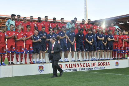 Francisco Rubio camina por delante de la última plantilla del Club Deportivo Numancia, en su última presentación del equipo como presidente.-LUIS ÁNGEL TEJEDOR