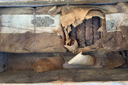 Caja de dinamita encontrada en una casa de Urex.-GUARDIA CIVIL