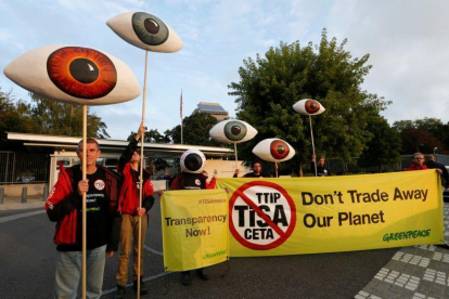 Activistas de Greenpeace protestan contra los acuerdos comerciales del TTIP y CETA en Ginebra, este martes.-DENIS BALIBOUSE / REUTERS