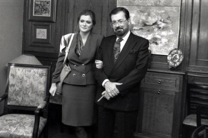 Elena Ochoa y Chicho Ibáñez Serrador, en la presentación del programa de TVE Hablemos de sexo, en 1990.-