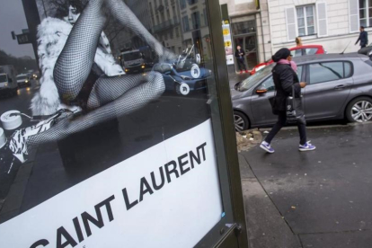 Uno de los carteles calificados de "denigrantes" para la mujer.-EFE / CHRISTOPHE PETIT TESSON
