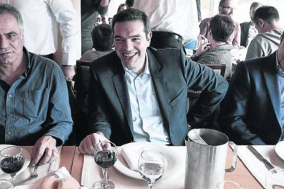 Alexis Tsipras, líder de la izquierda radical Syriza, comparte comida con colaboradores, este sábado en Atenas.-Foto: AFP/ LOUISA GOULIMAKI