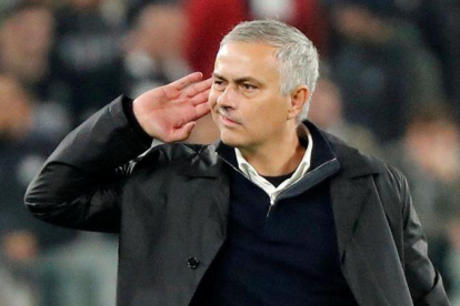 Mourinho hace un gesto a la afición de la Juventus tras vencer en Turín.-REUTERS / STEFANO RELLANDINI