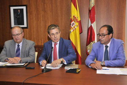 Rafael López (c) gerente regional de Salud, acompañado por Enrique Delgado (i) y Manuel López, ayer en Soria.-Valentín Guisande